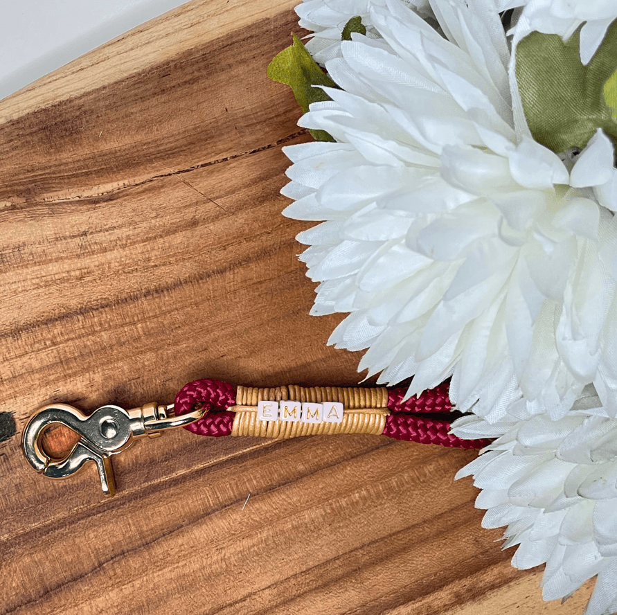 Personalisierung: Zugstop Halsband Wine Red mit goldenen Beschlägen – Handgemacht von BookishPaws