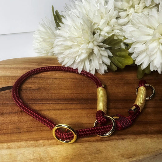 PPM Zugstop Halsband Wine Red mit goldenen Beschlägen – Handgemacht von BookishPaws