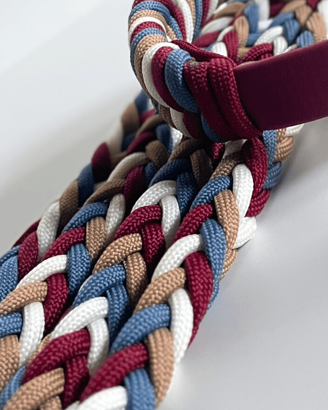 Handgeflochtene Paracord Leine in Royal Blue, Wine Red und Sand